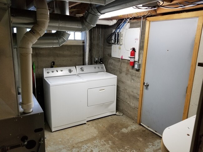 Building Photo - 411 W Arthur St