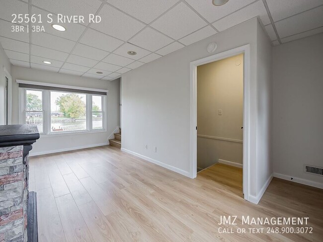 Building Photo - 25561 S River Rd