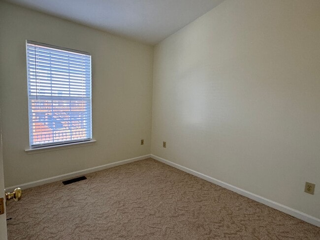 Building Photo - Immaculate Stonewall Heights Townhome!