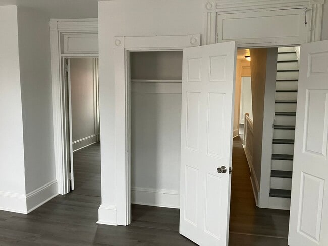 Building Photo - 422 John St