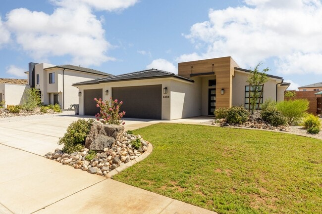 Building Photo - 3 bed plus office / 2.5 bath / 3 car Singl...