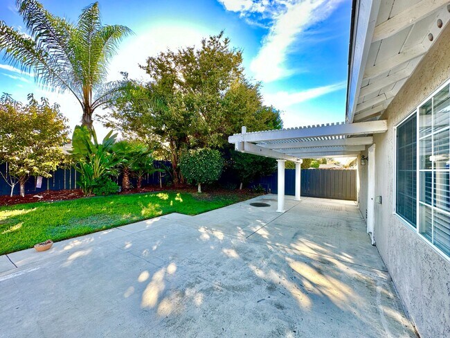 Building Photo - Beautiful, Single-Story, Updated, Private ...