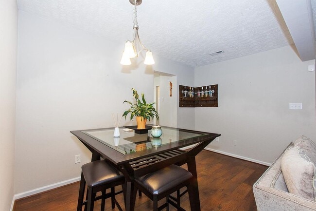 Building Photo - Spacious Williamsburg Townhome with Modern...