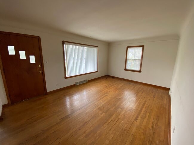 Building Photo - 141 E Sprague Rd