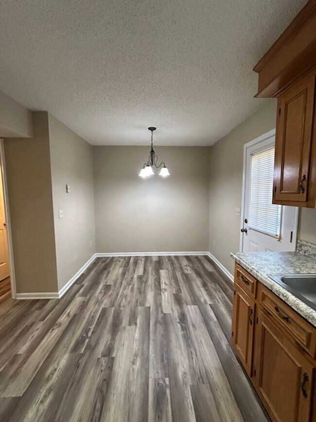Building Photo - Mallwood- 2 Bedroom, 1.5 Bath Townhouse-$2...