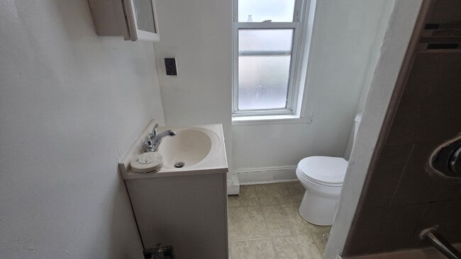 Building Photo - 427 Royden St