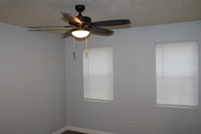 Building Photo - 810 S Willowick Dr