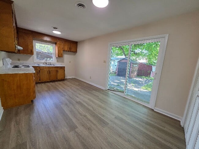 Building Photo - Move In Ready Brick Ranch