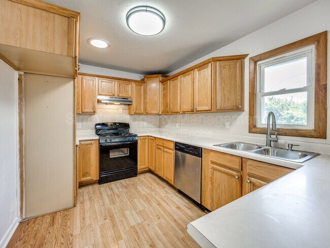 Building Photo - 4608 N Libby Ave