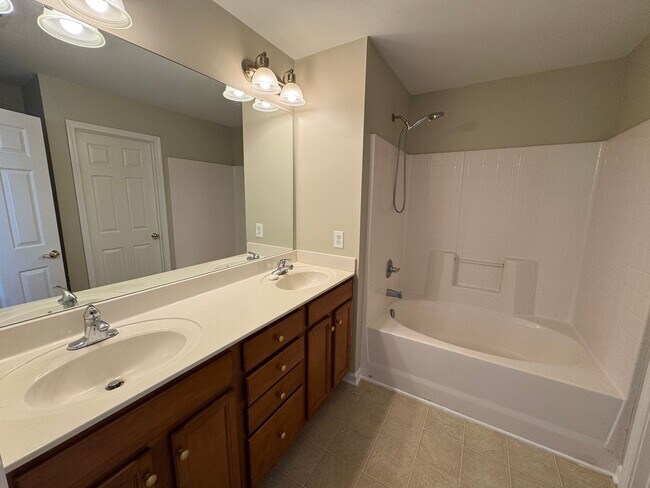 Building Photo - MOVE-IN READY! **Move-in Special** $250 of...