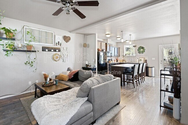 Building Photo - 5 SW Roosevelt Ave