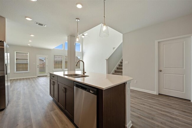 Building Photo - 102 Hedge Grn Holw