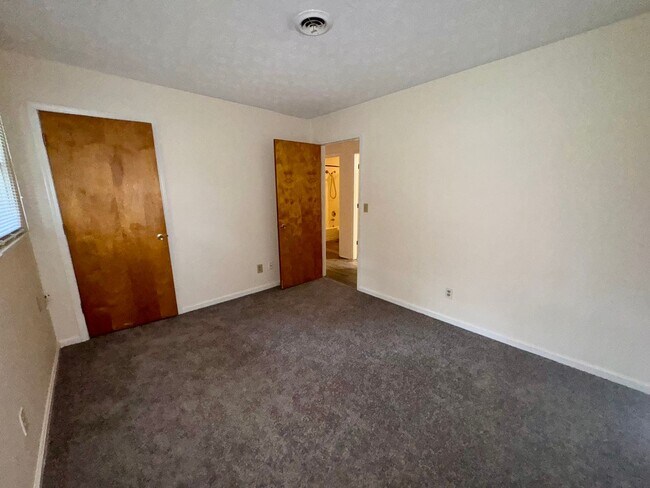 Building Photo - Lone Oak House