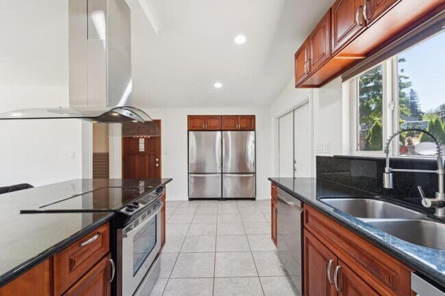 Building Photo - 4 bedroom in Bellevue WA 98006