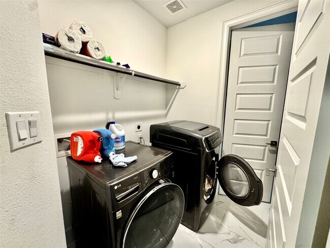 Building Photo - 16803 Bark Cabin Dr