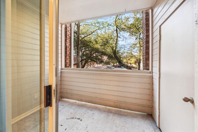 Building Photo - 2111 Welch St