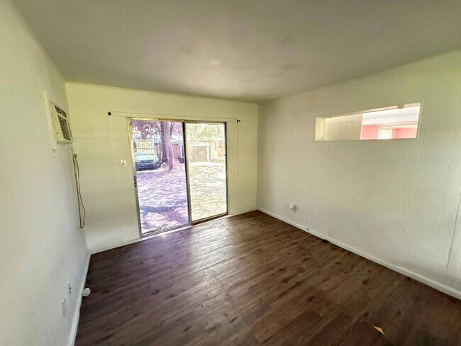 Building Photo - 622 N Beach St