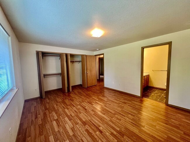 Building Photo - Spacious 4 BD + Den