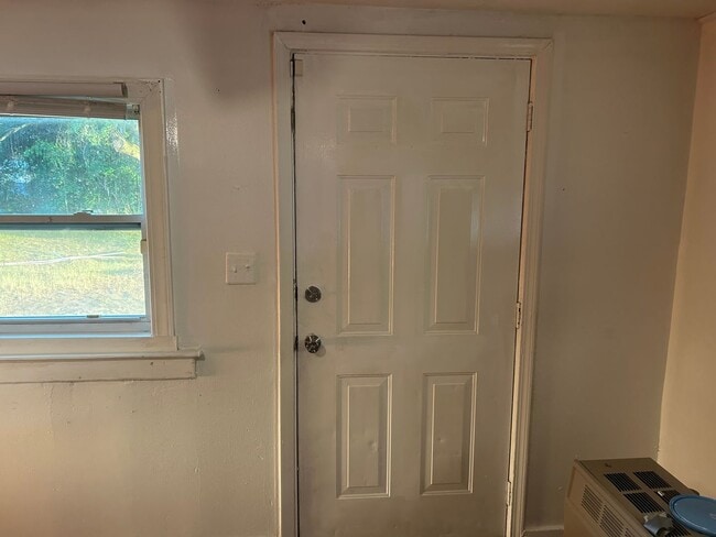 Building Photo - 2 Bed, 1 Bath Home