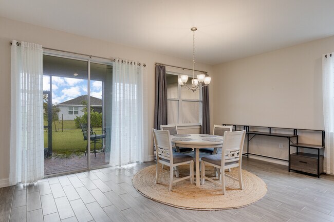 Building Photo - 210 Spg Hl Lk Lp