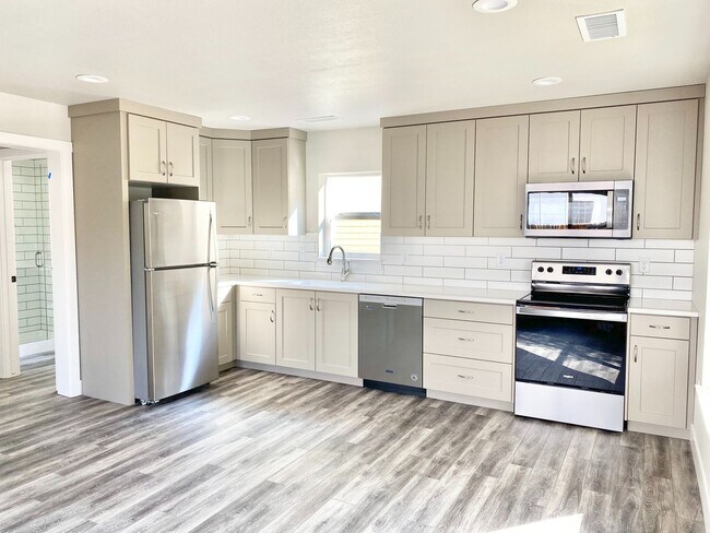 Building Photo - 614 Lesser Dr