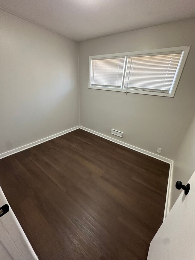 Building Photo - 4 bed 1 bath