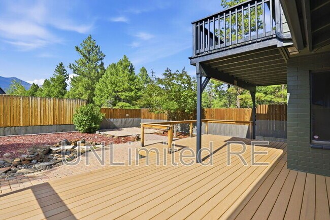 Building Photo - 2700 W Lynette Dr