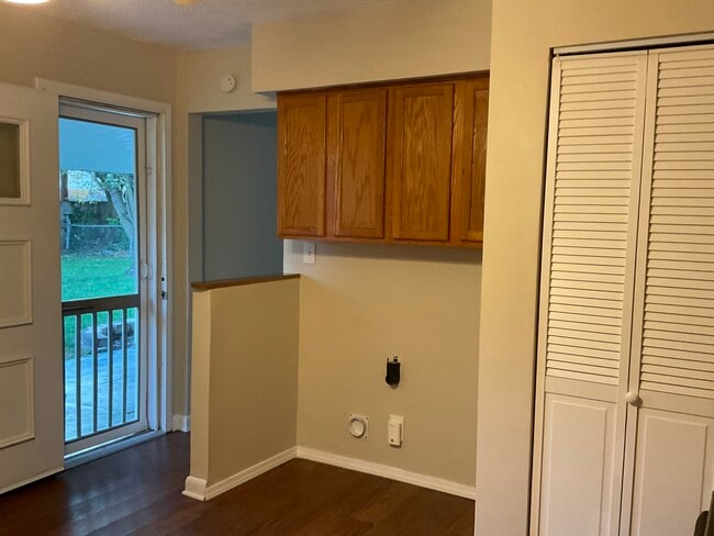 Building Photo - 634 Wiltshire Blvd