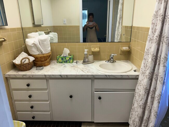 Building Photo - 1220 Lakeside Dr