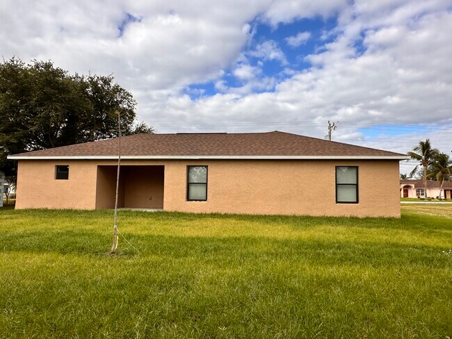 Building Photo - 1800 Coral Point Dr