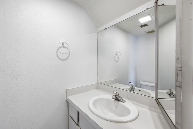 Building Photo - 754 E Eugie Ave