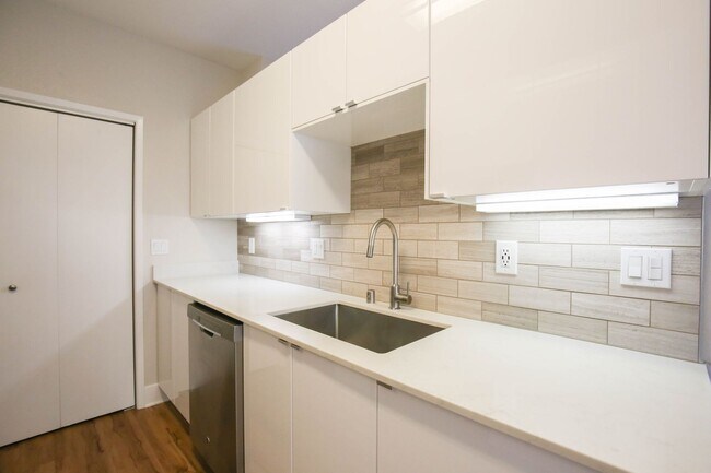 Building Photo - Modern and Clean 2 Bed 2 Bath Condo in Ric...