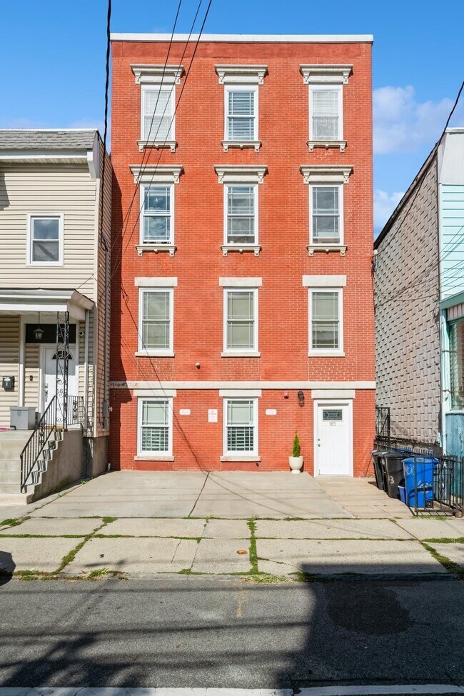 Building Photo - 165 Webster Ave