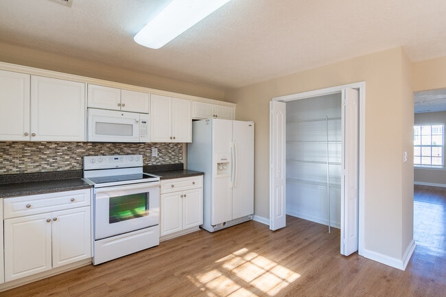 Building Photo - 700 Keyes Dr