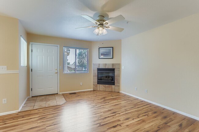 Building Photo - Check out this 2 bed 3 1/2 bath NOW!