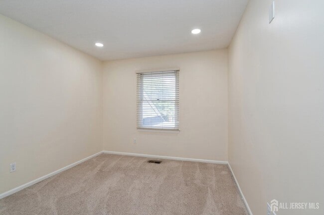 Building Photo - 57 Woodmere Dr