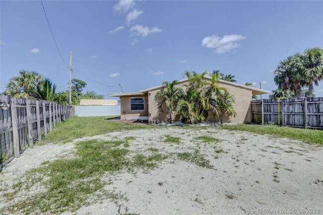 Building Photo - 4961 SW 17th St