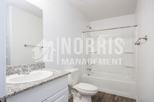 Building Photo - Beautiful Large Home Very Close to Freeway