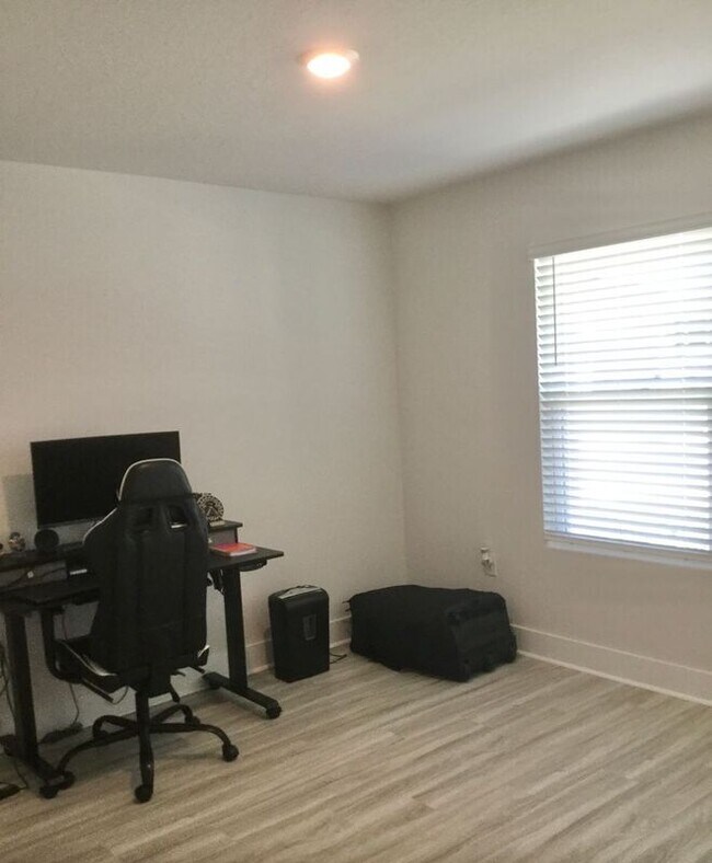 Building Photo - 8366 Burch Ct