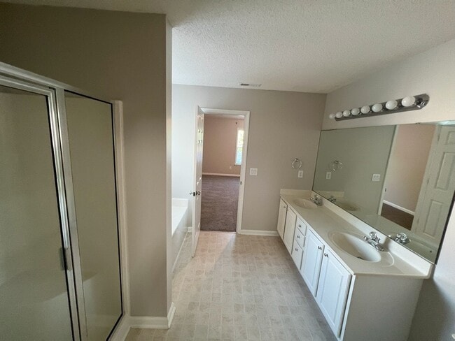 Building Photo - 135 Kimeo Way