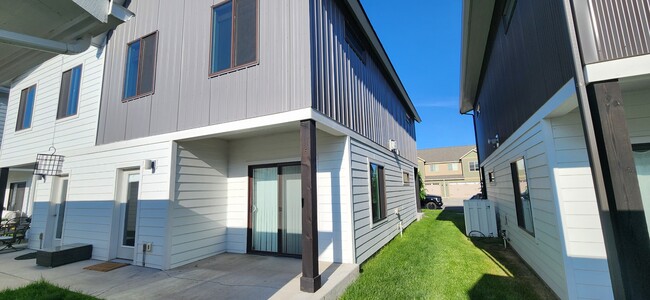 Building Photo - 1002 Rosa Way