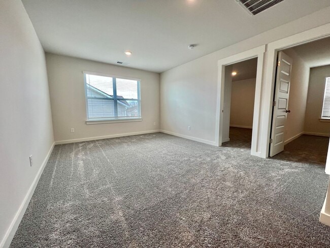 Building Photo - 5 Bed, 3.5 Bath Home w/ 2 Car Garage in Harvest Point