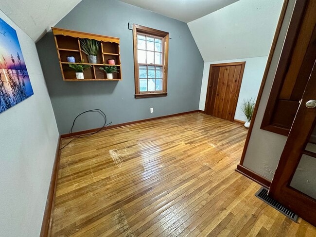 Building Photo - 4 Bed, 1.5 Bath Home for Rent in Waterloo ...