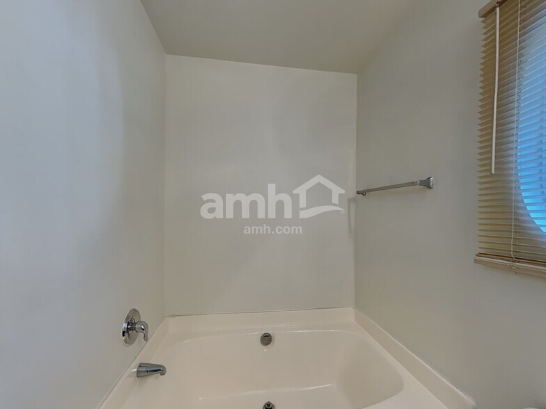 Building Photo - 5620 Bolitar Dr