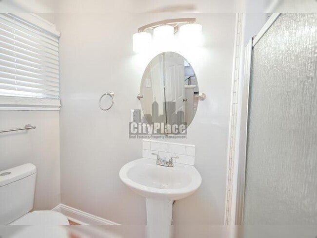 Building Photo - 752 Cottage Ave