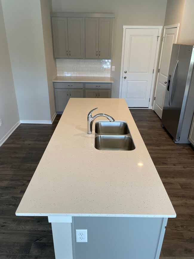 Building Photo - 2302 SW Plaza Pkwy