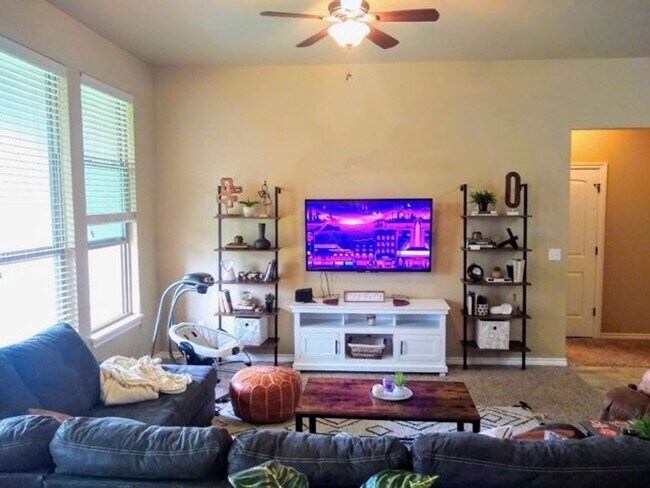 Building Photo - For Lease - Comfortable and Convenient Living