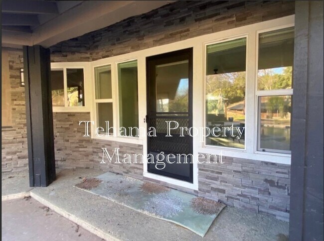 Building Photo - Beautiful 2 Bedroom/2 Bathroom Home with a Great Room, Fireplace and access to shared swimming pool