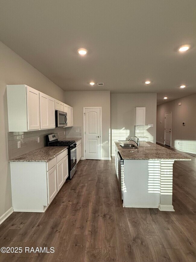 Building Photo - 200 Broussard Hl Dr