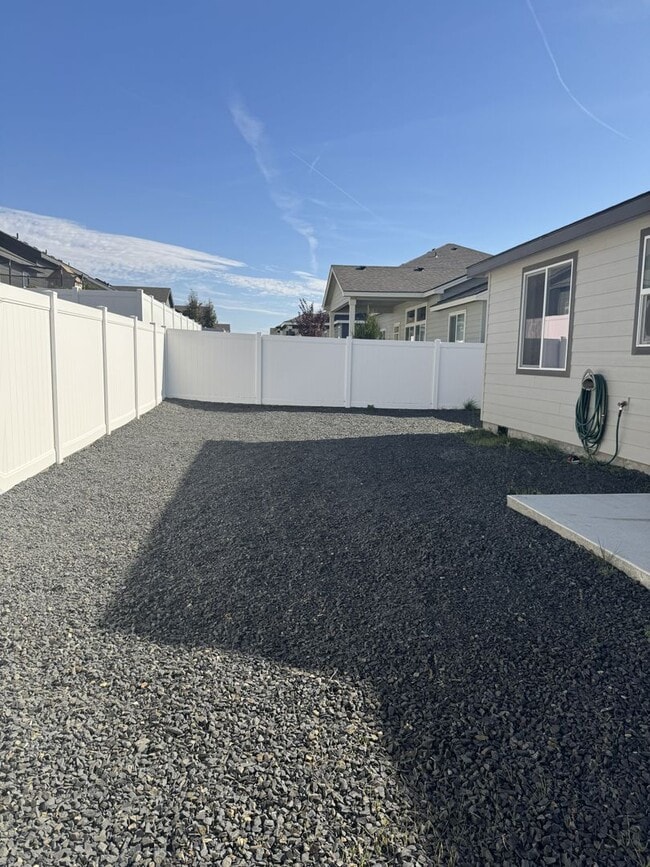 Building Photo - Lovely Open concept Low Maintenance